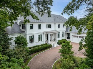 16 Ridge Dr E, Great Neck, NY 11021