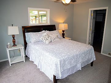 Bed room with queen bed