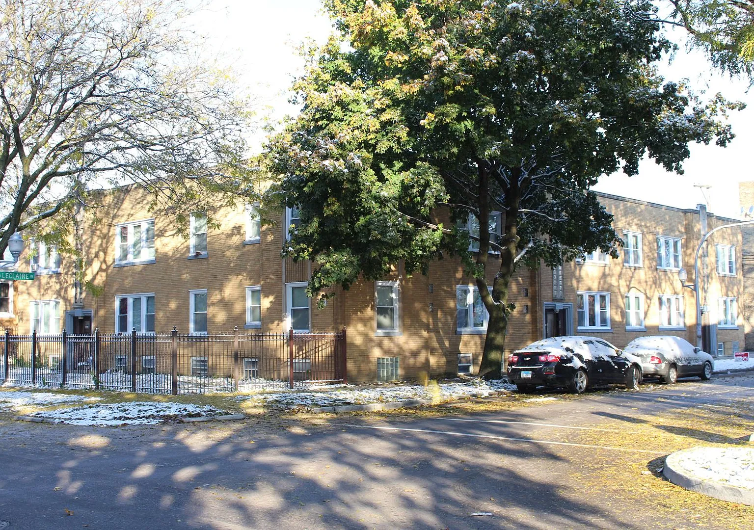 2636 N Leclaire — Photo 1