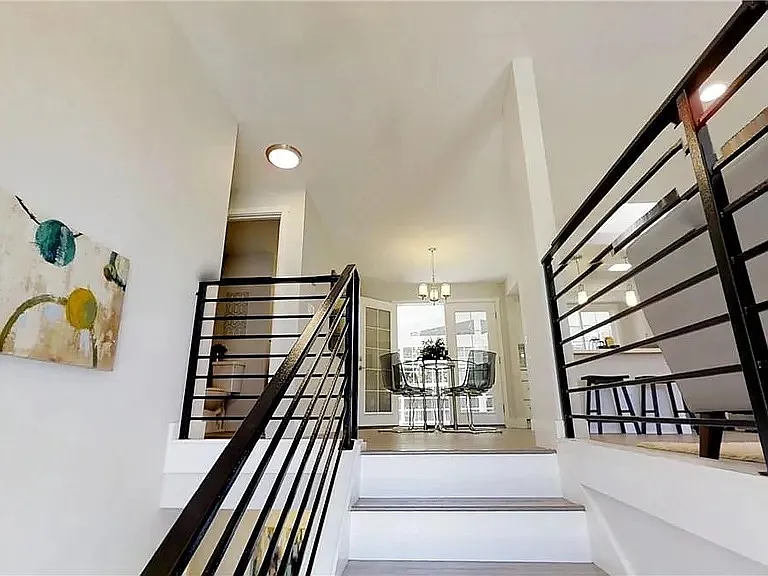 5 bed, 2140 sqft, $4,495 — Photo 2