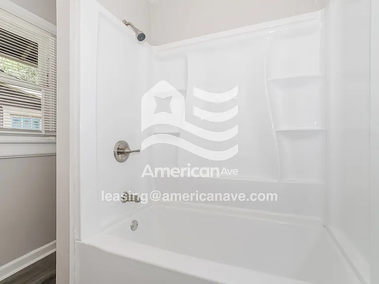 1846415_009_main_bathroom_12845511.jpg