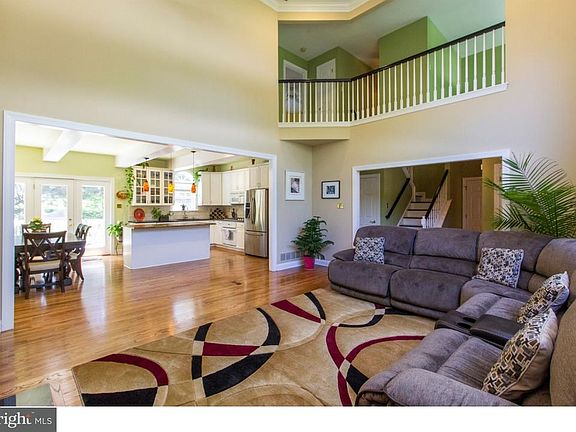 3rd image of 77 Foxcroft Ln