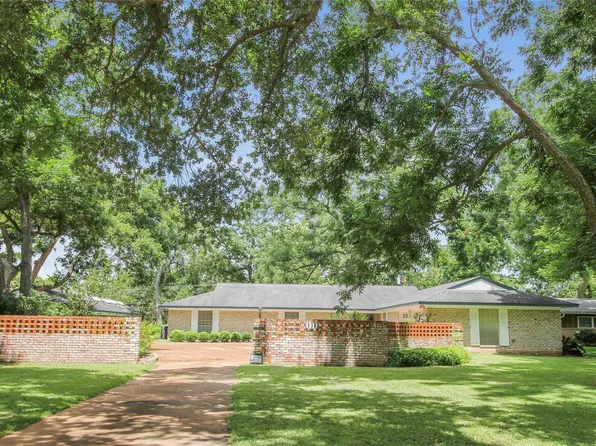 536 Oak Dr, Lake Jackson, TX 77566