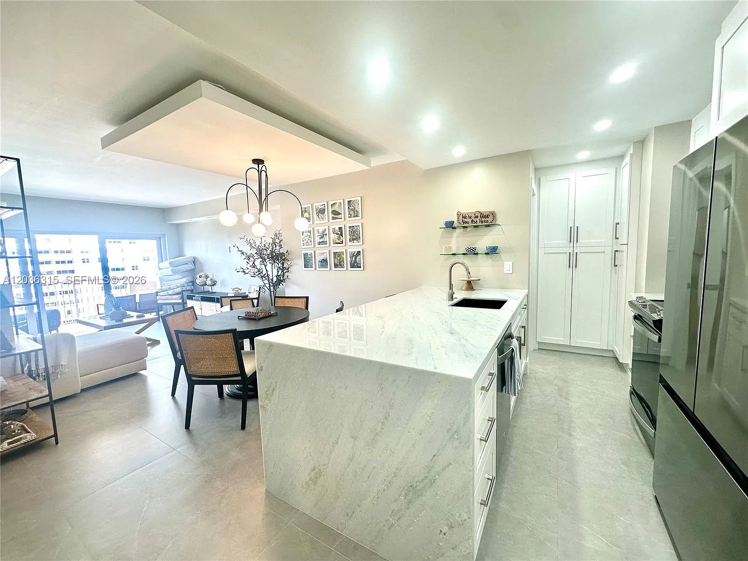 Hemispheres Condo — Photo 4