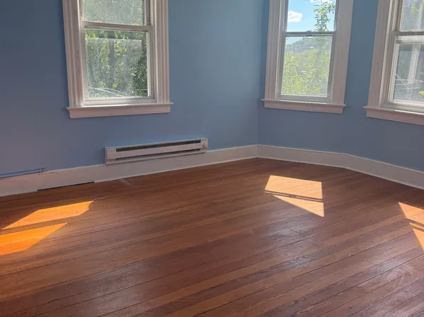 61 Lounsbury St, Waterbury, CT 06706