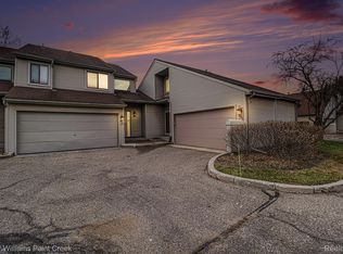 521 Oxford Ct, Rochester, MI 48307