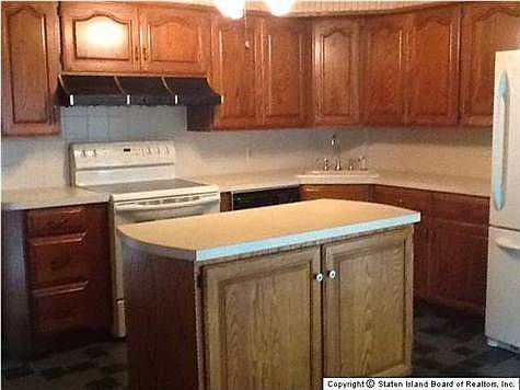 4th image of 33 Forest St