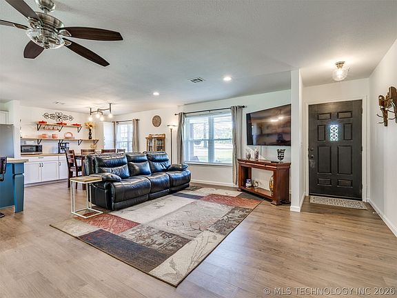 3rd image of 7033 E Battenfield Dr