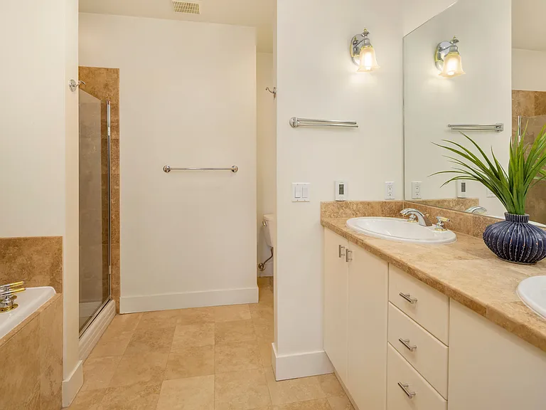 80 E Roanoke St #19 — Photo 23