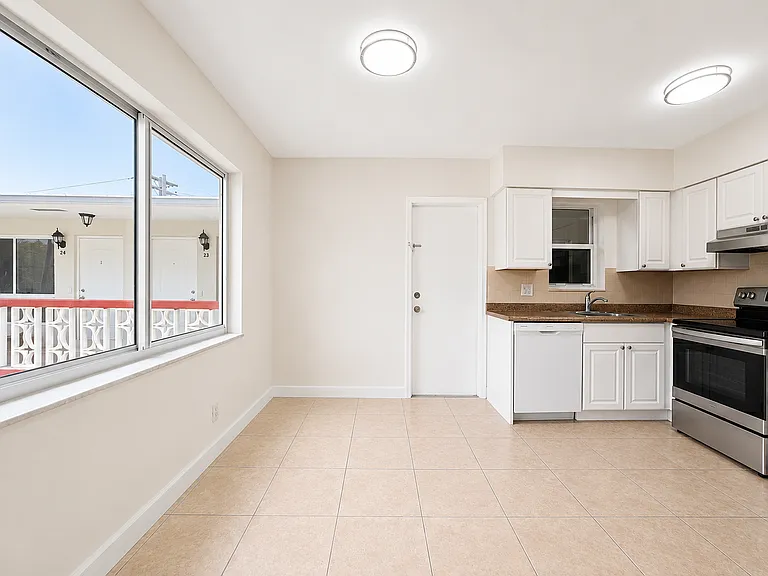 Santa Monica Apartments — Photo 15