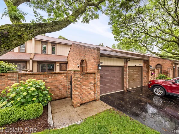1121 Kirts Blvd Unit C, Troy, MI 48084