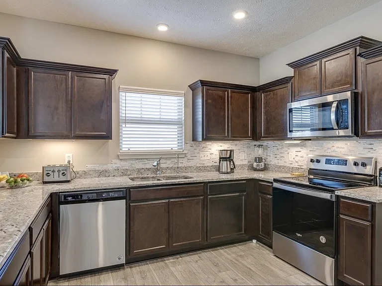 2110 Oak Dr — Photo 5