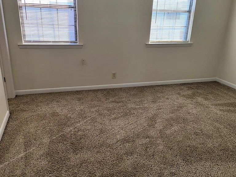 255 Mayflower Ln N — Photo 5