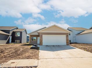 6726 68th St S, Horace, ND 58047