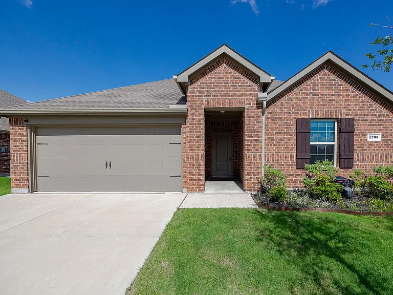 1205 Colonial Bluff Ln — Photo 1