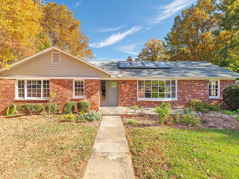 22 Greenleaf Cir — Photo 1