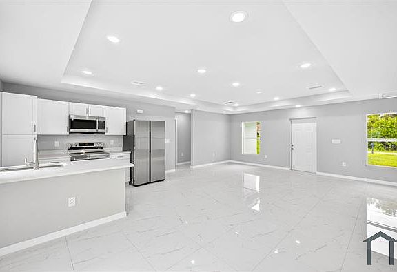 3rd image of 214 Lausanne Ave