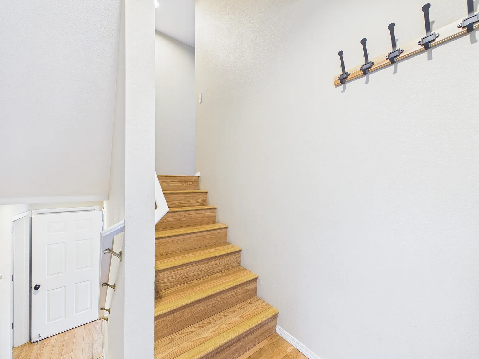 3 bed, 2201 sqft, $4,000 — Photo 4