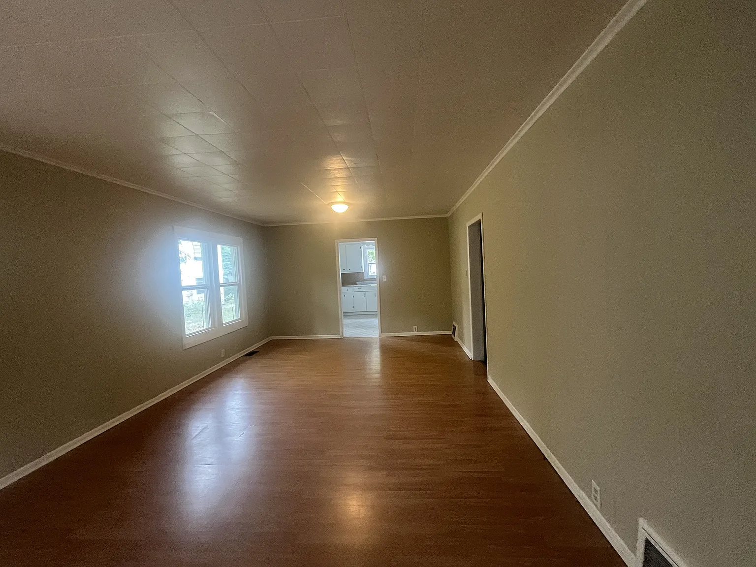 Charming 2-Bedroom, 1-Bathroom Home — Photo 2