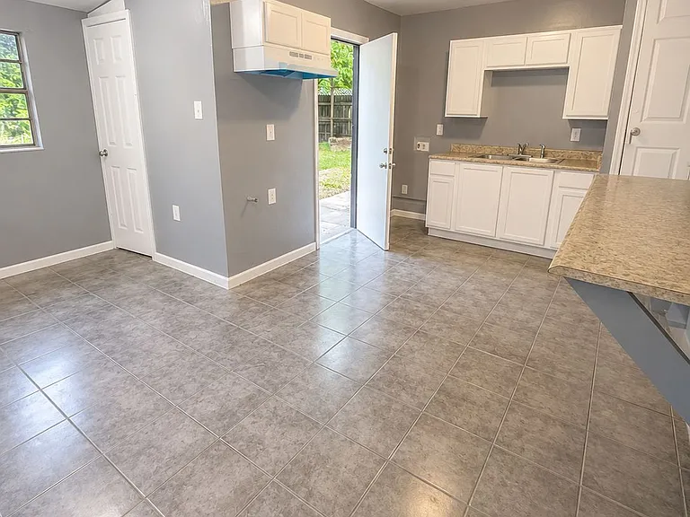 905 Pawnee Ave — Photo 5