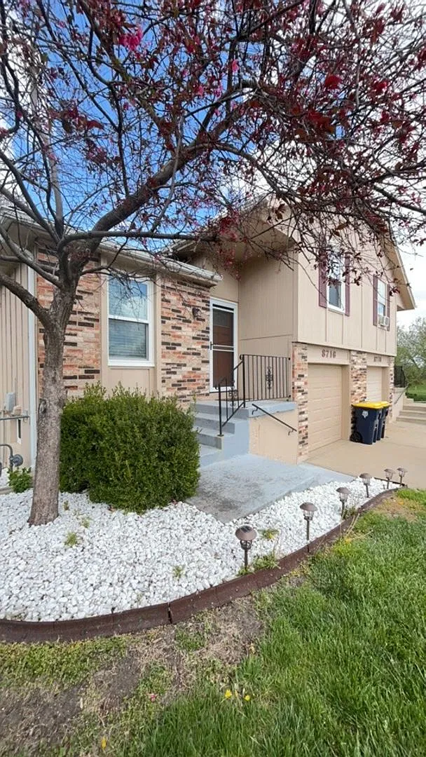 8716 N Chatham Ave, Kansas City, MO 64154 — Photo 2