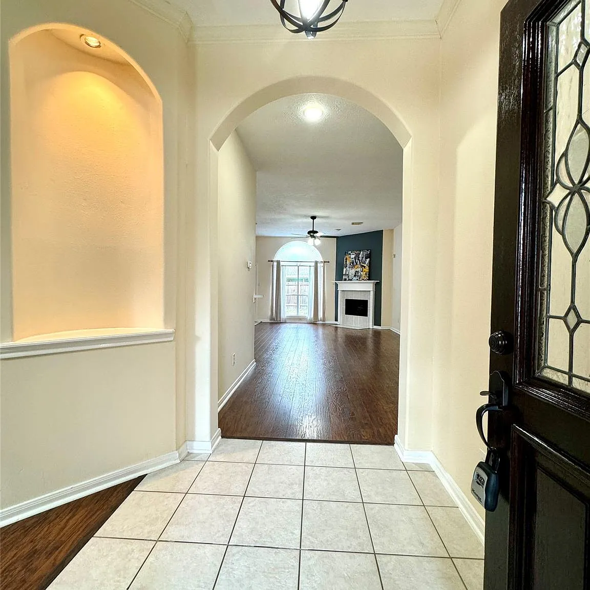 3 bed, 2.0 bath, 1910 sqft, $2,299 — Photo 3