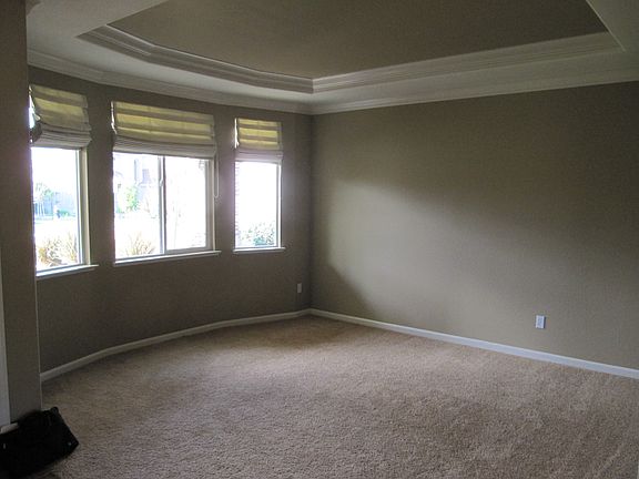 Living room w/crown molding