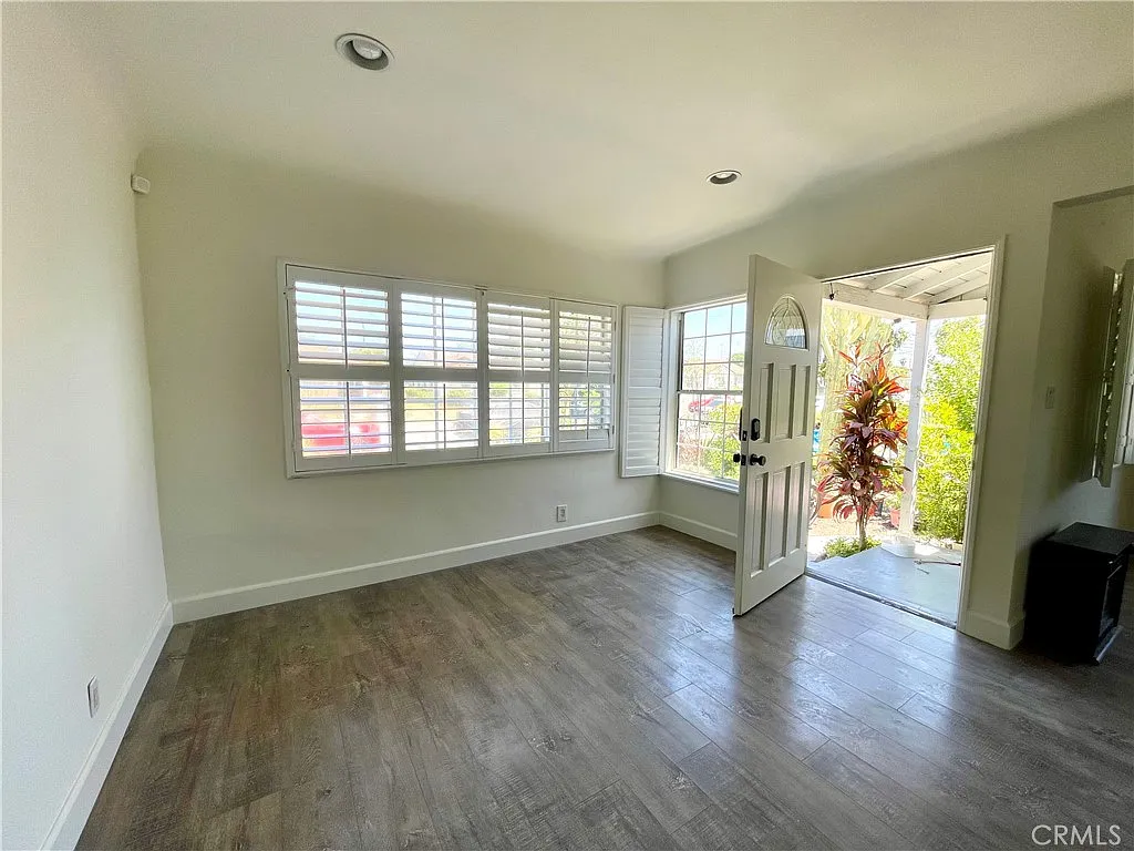 3 bed, 967 sqft, $3,600 — Photo 2