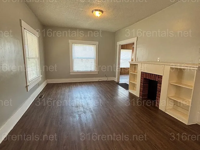 511 W Locust Ave — Photo 4