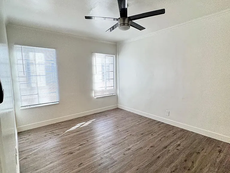 1043 1/2 S Norton Ave #1043-1/2 — Photo 15