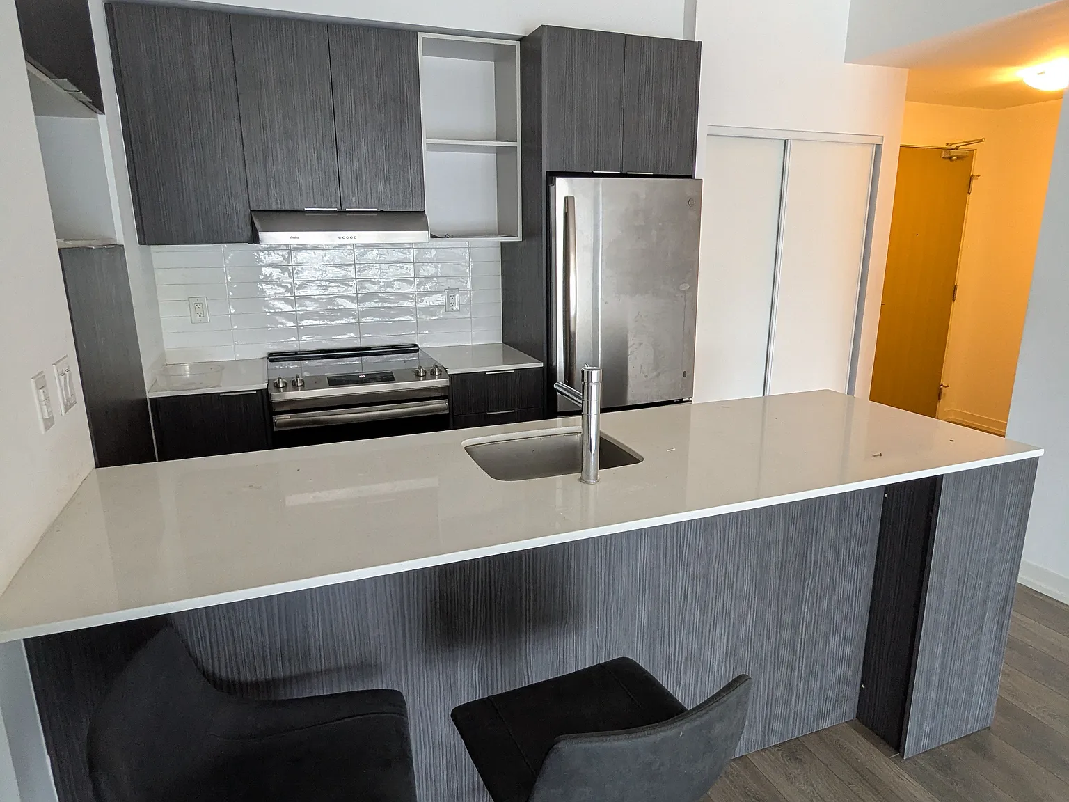 2 bed, 910 sqft, $3,000 — Photo 4