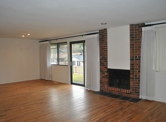 3rd image of 1439 179th Pl NE