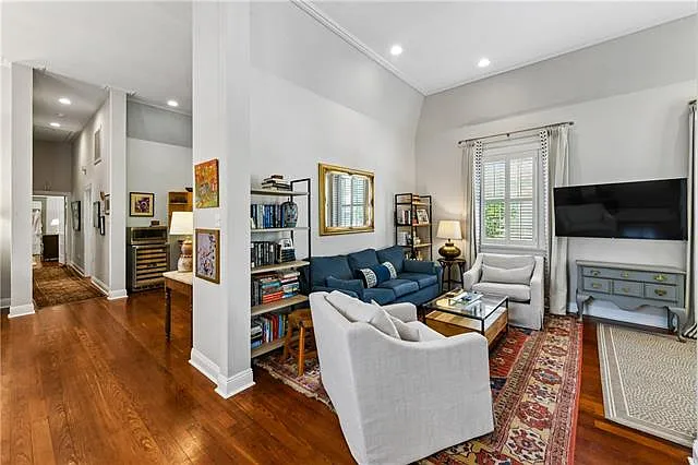 818 Constantinople St — Photo 4