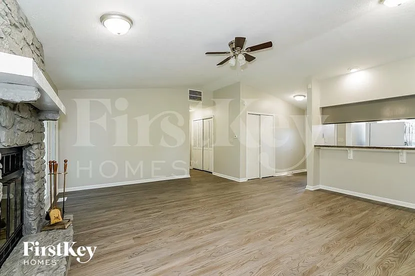 3 bed, 2.0 bath, 1332 sqft, $1,960 — Photo 3