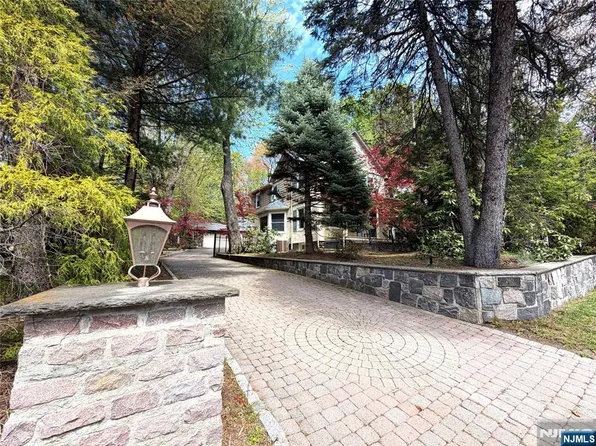 260 Glen Ave, Midland Park, NJ 07432