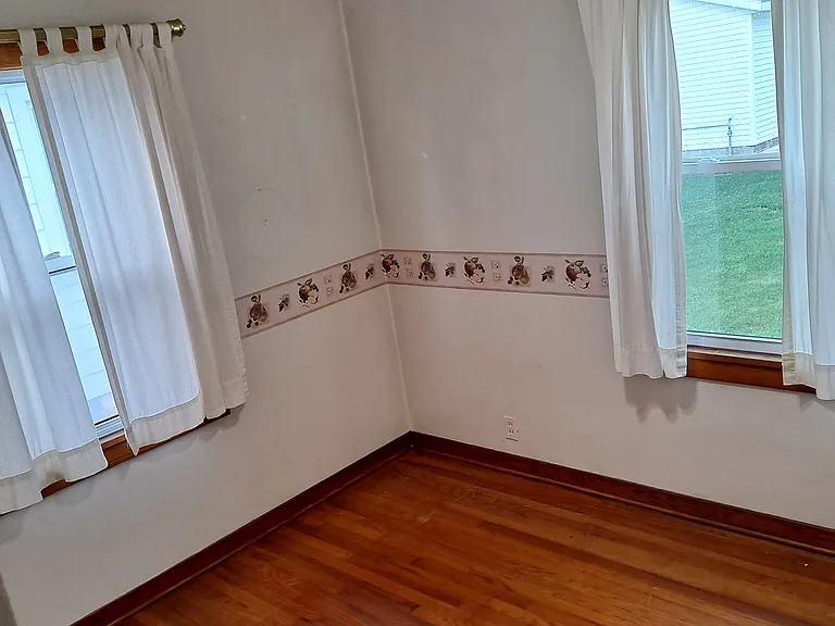 2409 33rd St — Photo 3