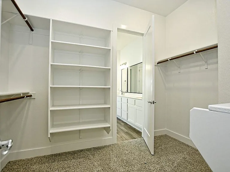 402 Zennia St — Photo 17