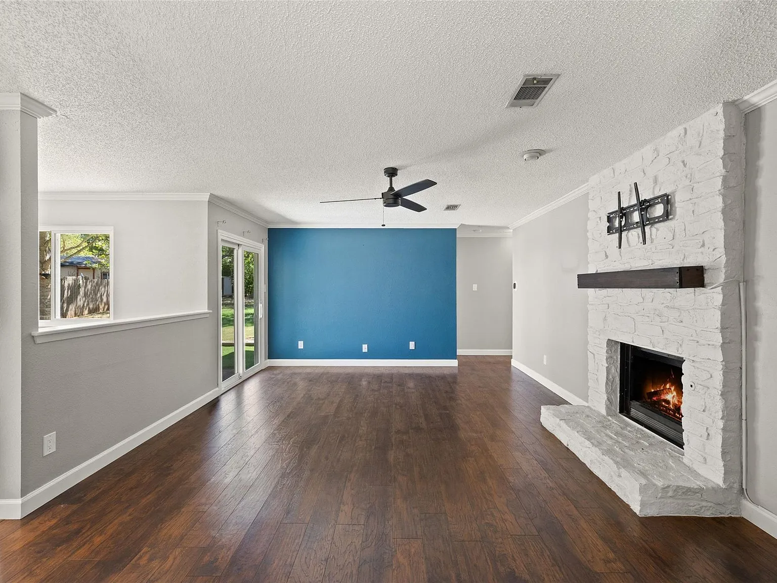 3 bed, 2.0 bath, 1361 sqft, $2,400 — Photo 3