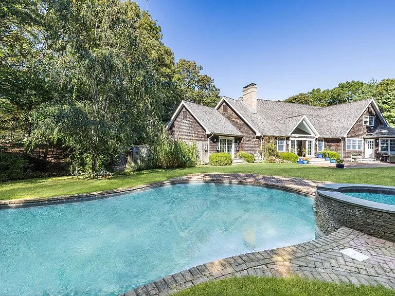 8 Devon Woods Close — Photo 1