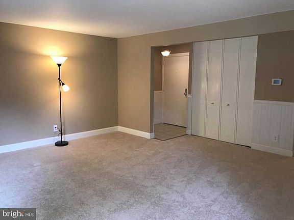 5th image of 208 Crocker Dr APT C