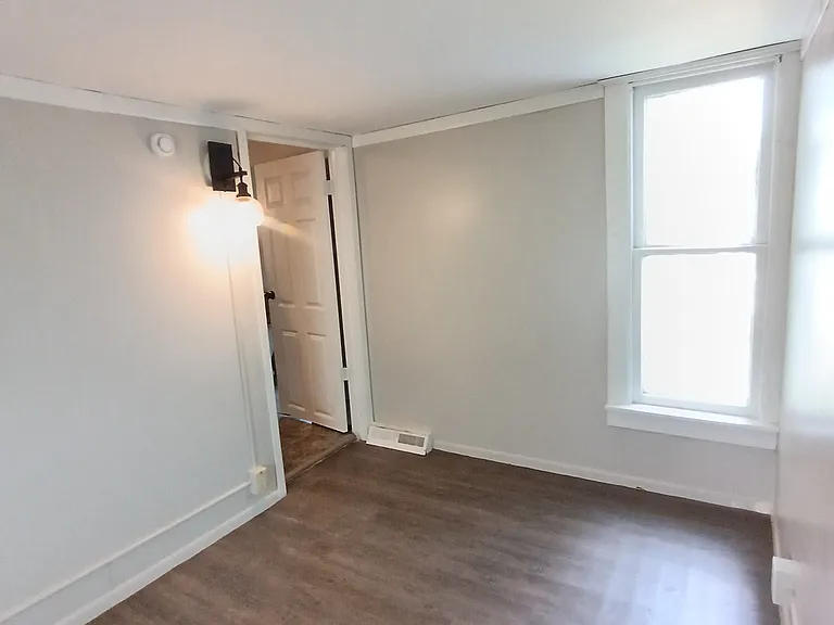 1445 W 7th St — Photo 5