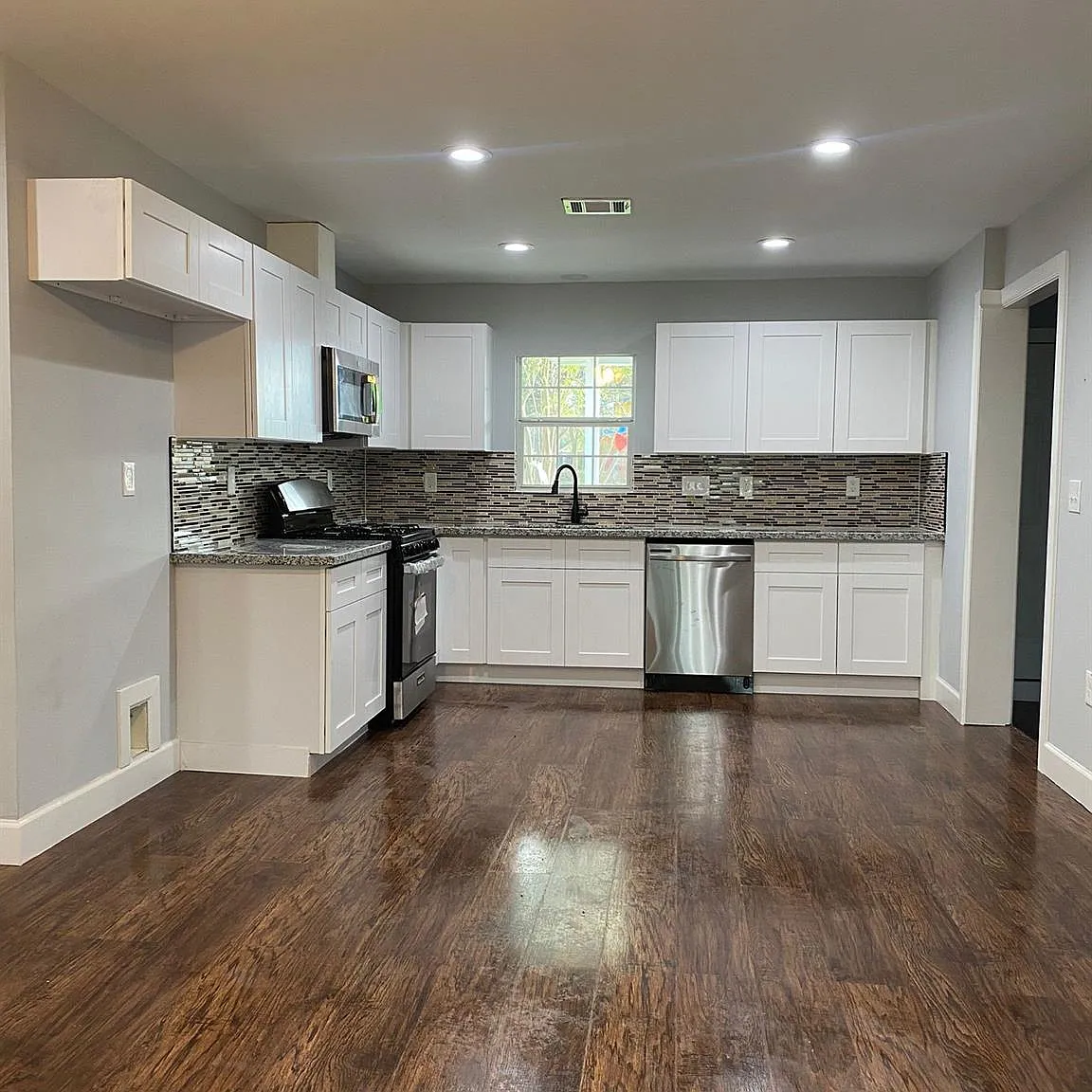 4 bed, 2.0 bath, 1230 sqft, $1,800 — Photo 4