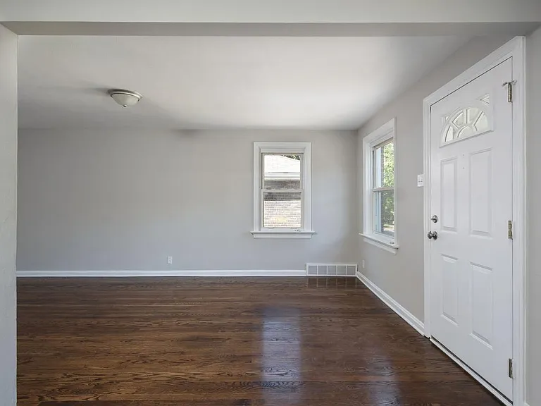 1113 Pembroke Dr — Photo 3