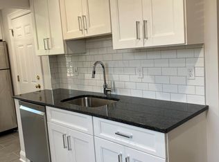 11 Old Field Point Rd APT 2B, Greenwich, CT 06830