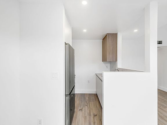 5th image of 3756 Mentone Ave #202