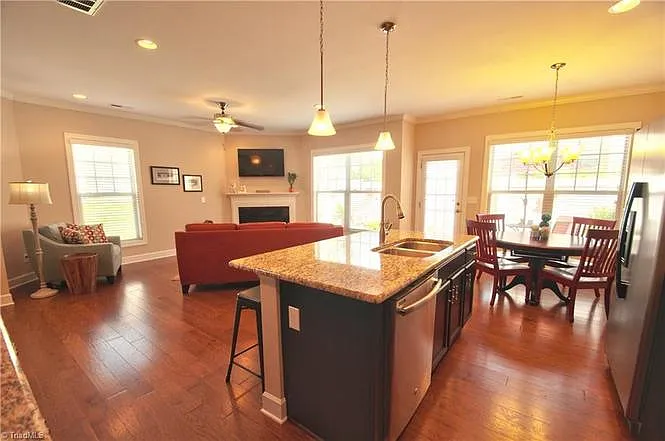 4 bed, 2.5 bath, 1890 sqft, $2,250 — Photo 4