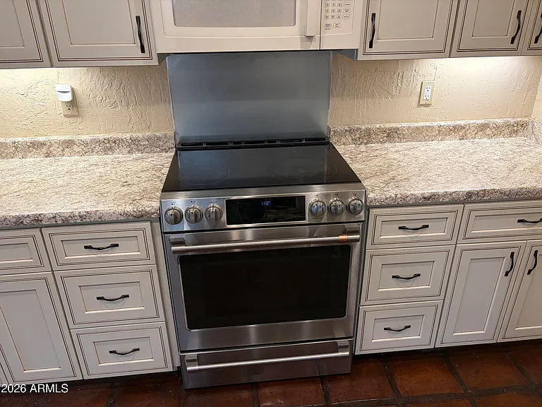 220 E Aster Dr — Photo 3