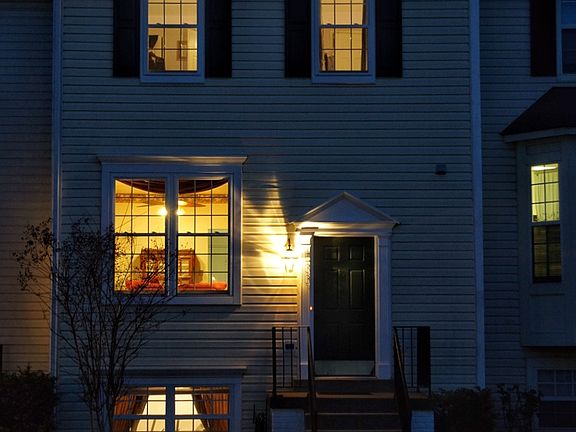 5th image of 533 Kalmia Sq NE
