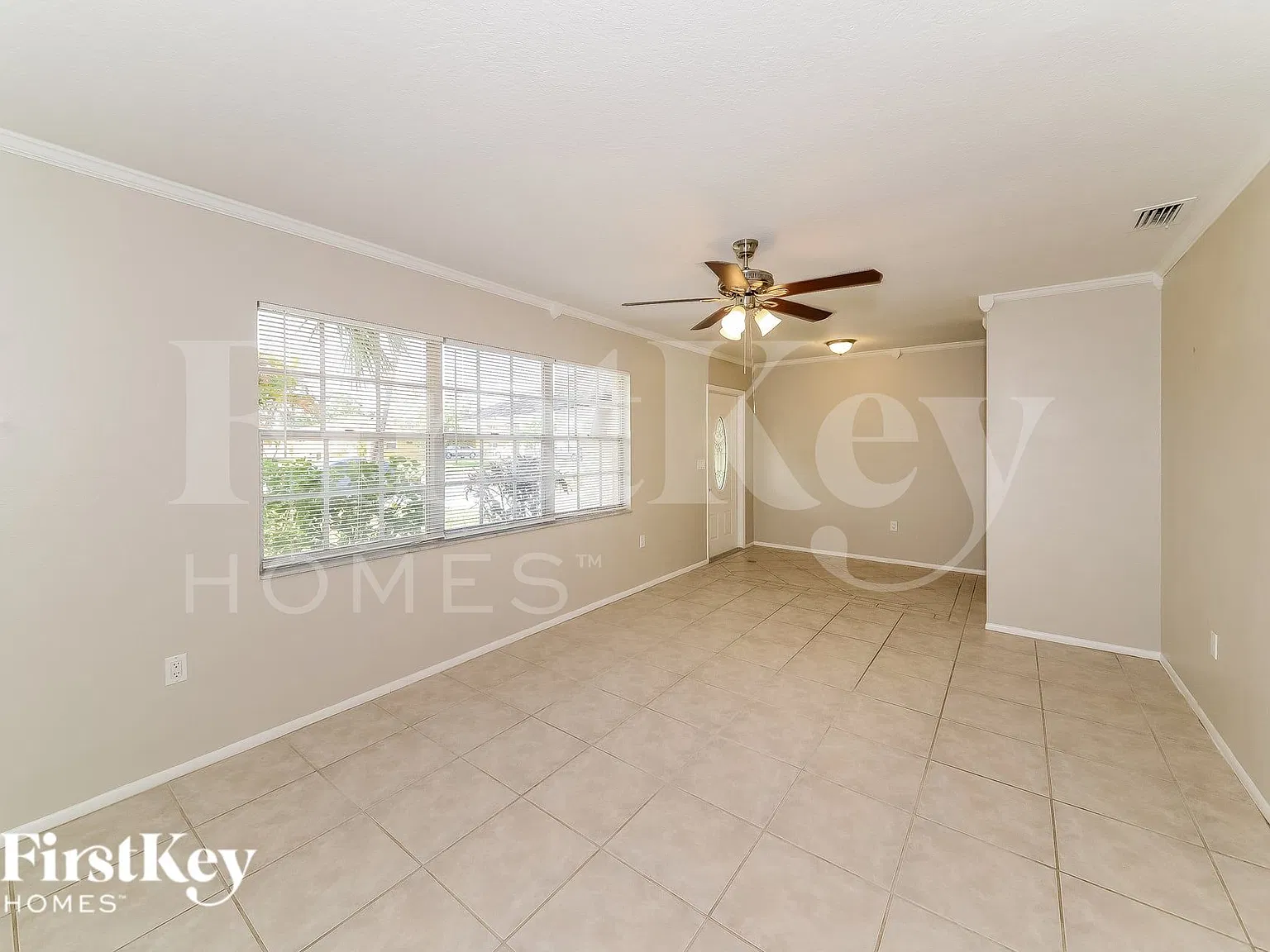 3 bed, 2.0 bath, 1944 sqft, $3,155 — Photo 2