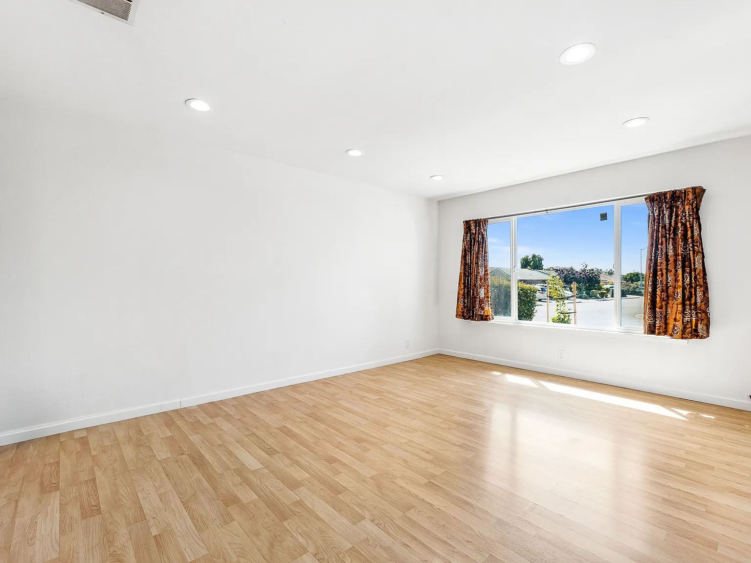 4 bed, 1507 sqft, $4,890 — Photo 2